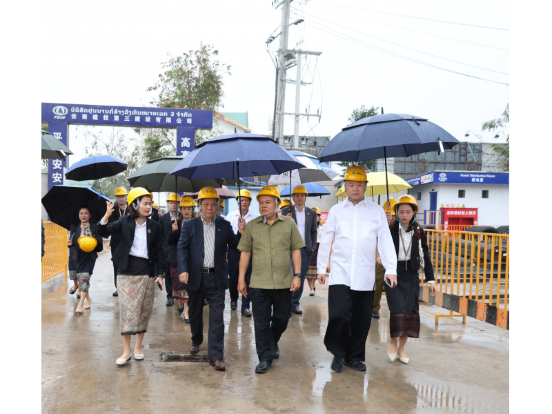 【政府鼎力支持 共建万象新地标 - 万象市副市长普翁&middot;翁坎扫视察乾程集团老挝中心项目】